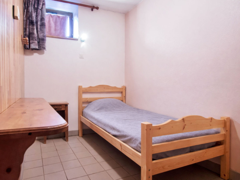 Deuxième chambre avec un lit simple de 90